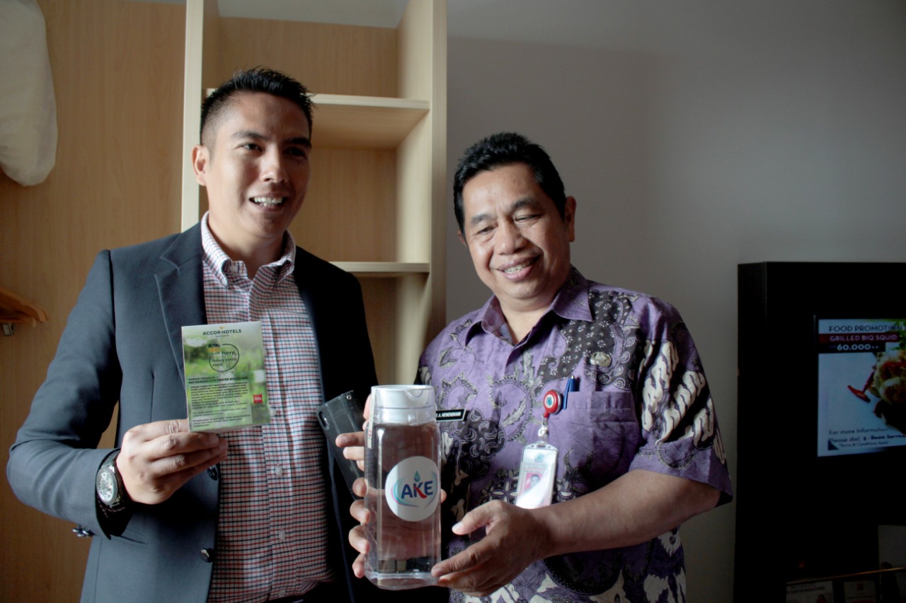 PENGURANGAN PENGGUNAAN PLASTIK SEKALI PAKAI DI HOTEL IBIS MANADO CITY CENTER BOULEVARD